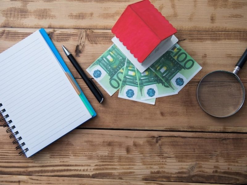 house-model-money-with-notepad-tablexa_225446-345