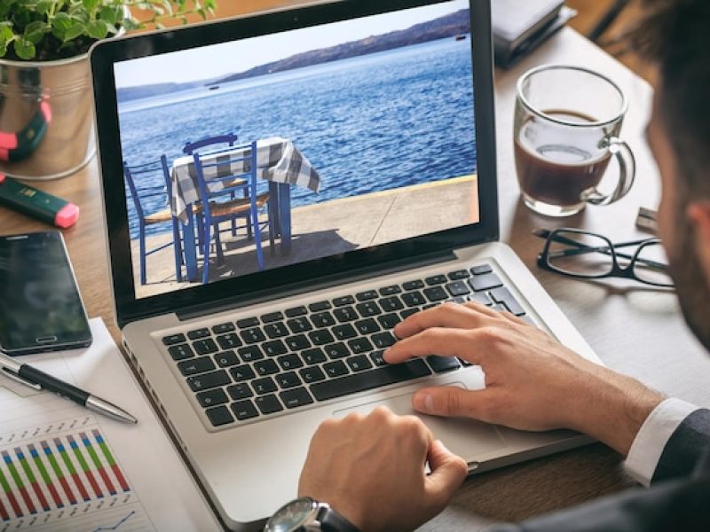 man-work-planning-vacations_771335-28023