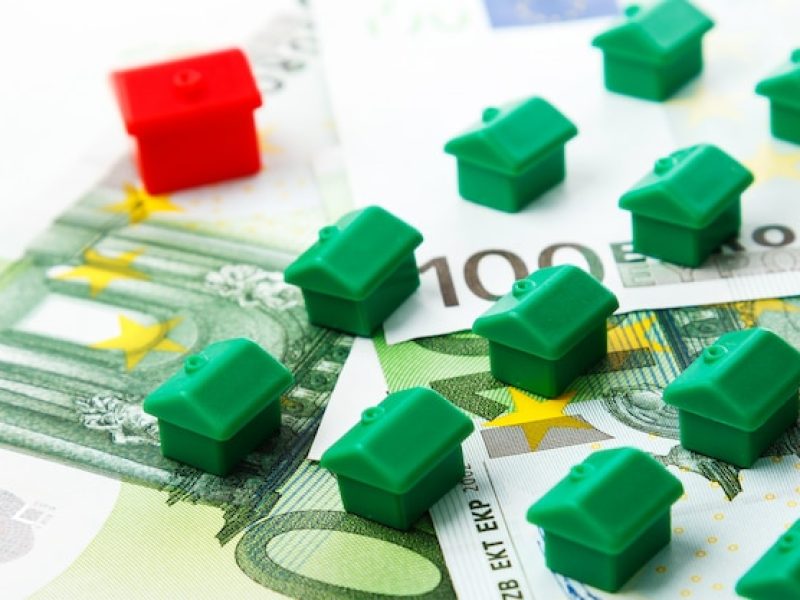 small-toy-houses-money_144962-1981